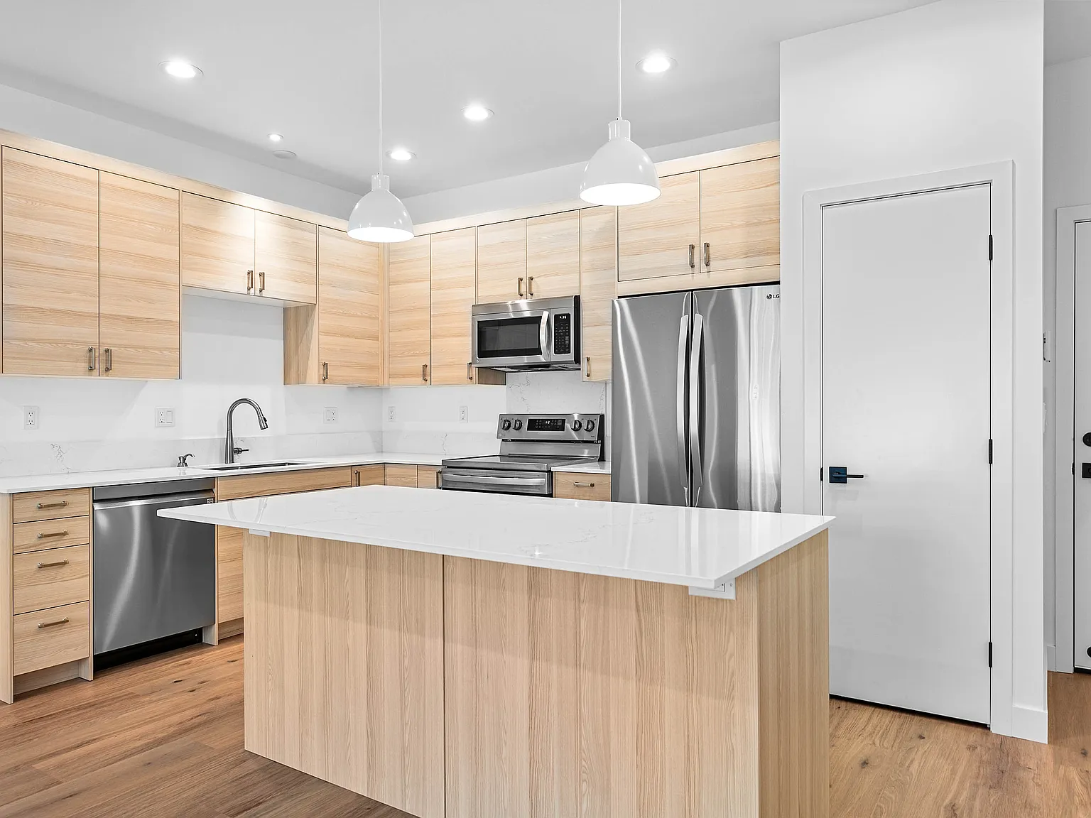 3 bed, 2.5 bath, 1661 sqft, $2,975 — Photo 3