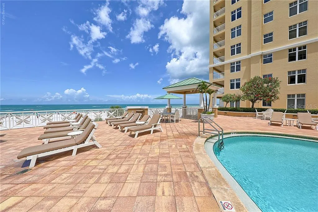 3 bed, 2.5 bath, 2015 sqft, $8,500 — Photo 3