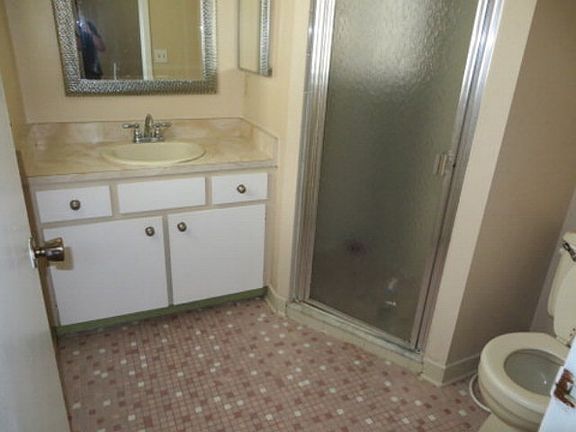 5th image of 40 Bainbridge Ln