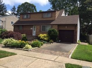 65 Grand Blvd, Massapequa Park, NY 11762