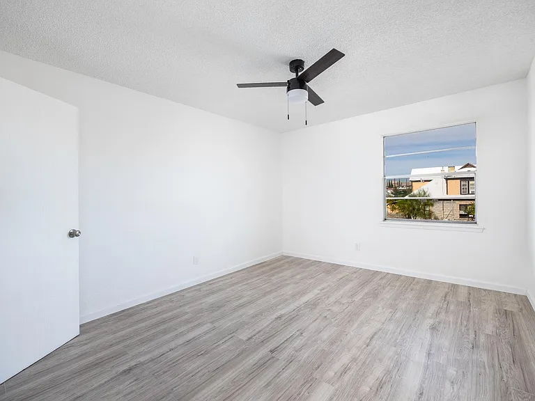 1201 N St Vrain Street — Photo 9