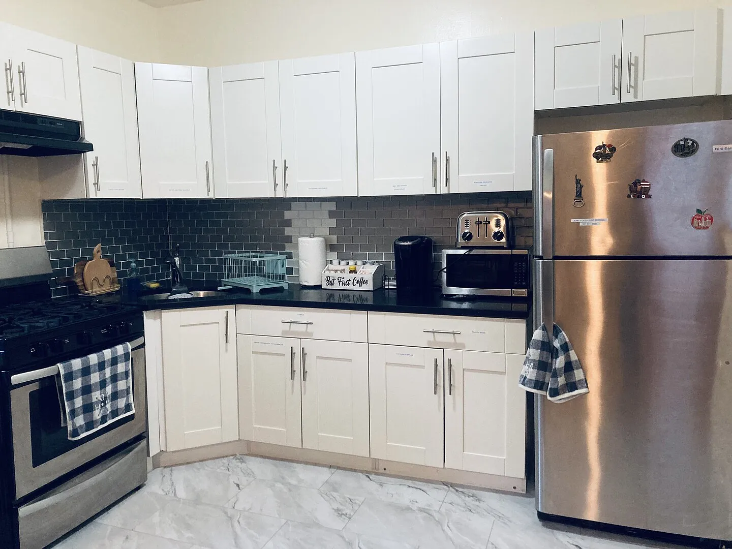 Lovely 2-BR Apt in a Private House - 2nd Floor with On-site Parking — Photo 3
