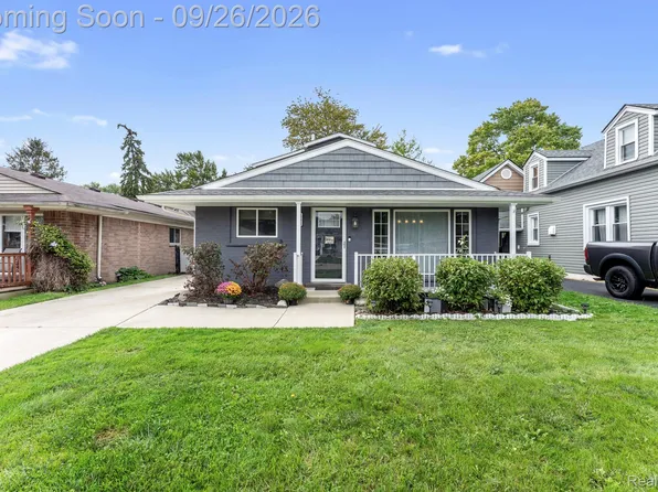 13415 Gerald St, Gibraltar, MI 48173