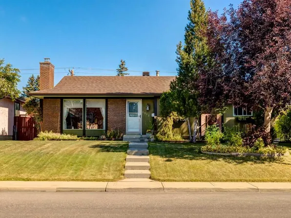 2512 S 106th Ave SW, Calgary, AB T2W 2H9