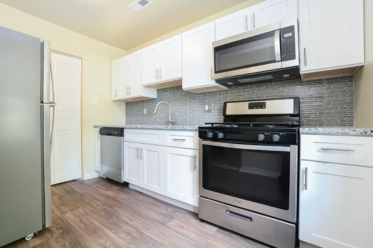 Fox Run Apartments and Townhomes — Photo 1