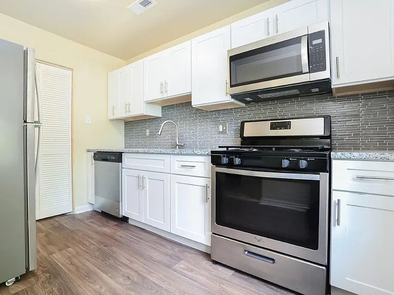 Fox Run Apartments and Townhomes — Photo 1