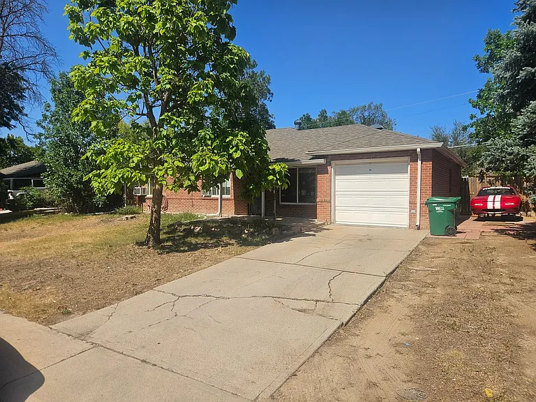880 Racine St — Photo 1