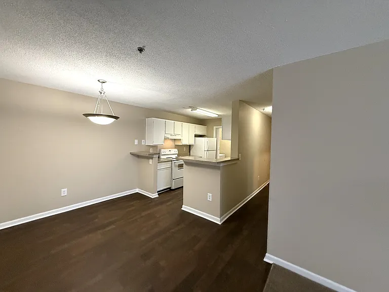 Bellewood Park Apartments — Photo 10