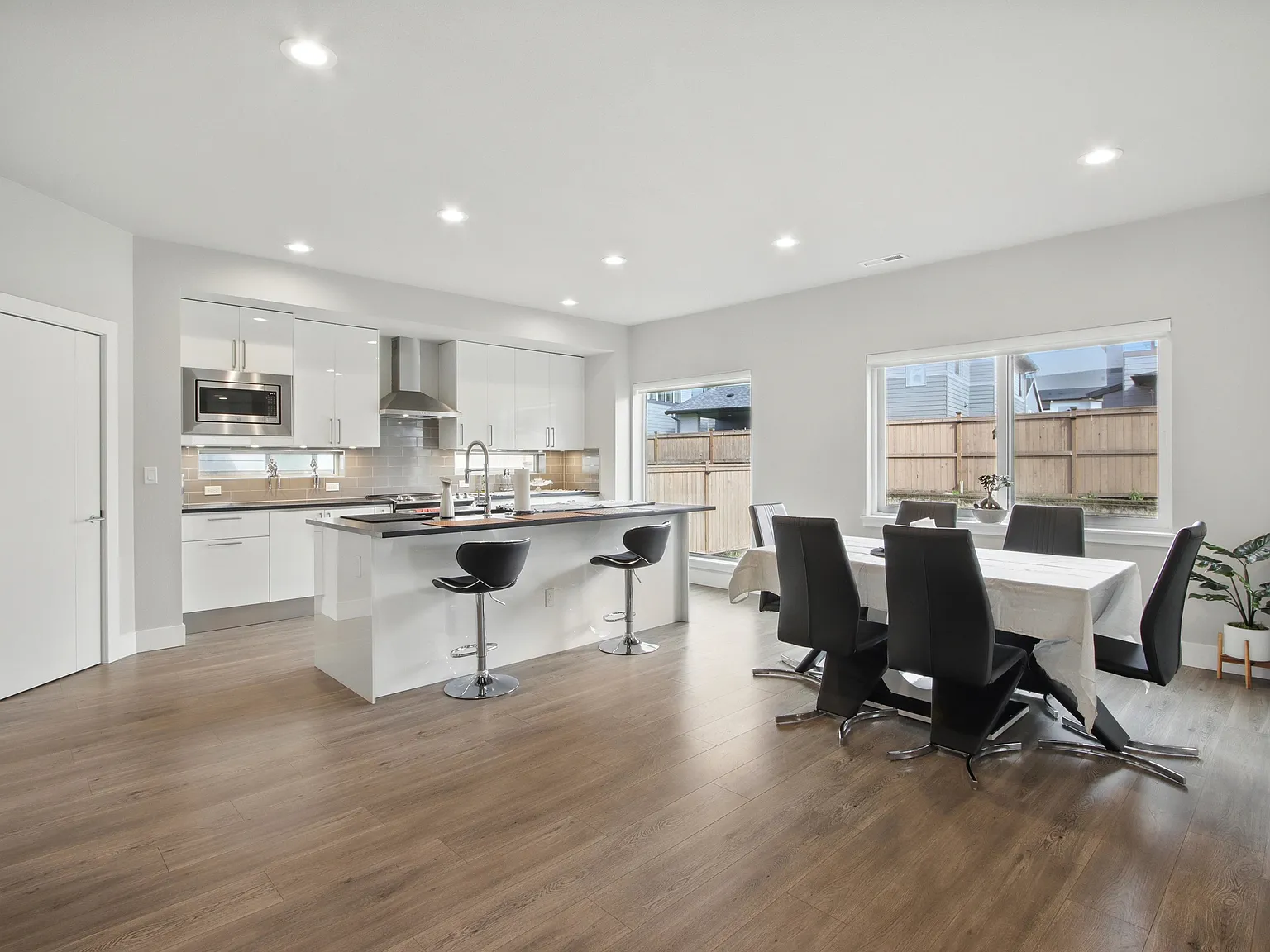 4 bed, 2800 sqft, $3,750 — Photo 3
