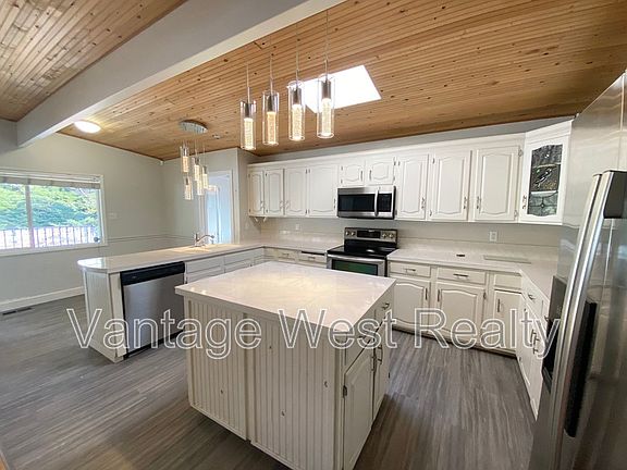 2nd image of 1319 Kelglen Cres Unit A
