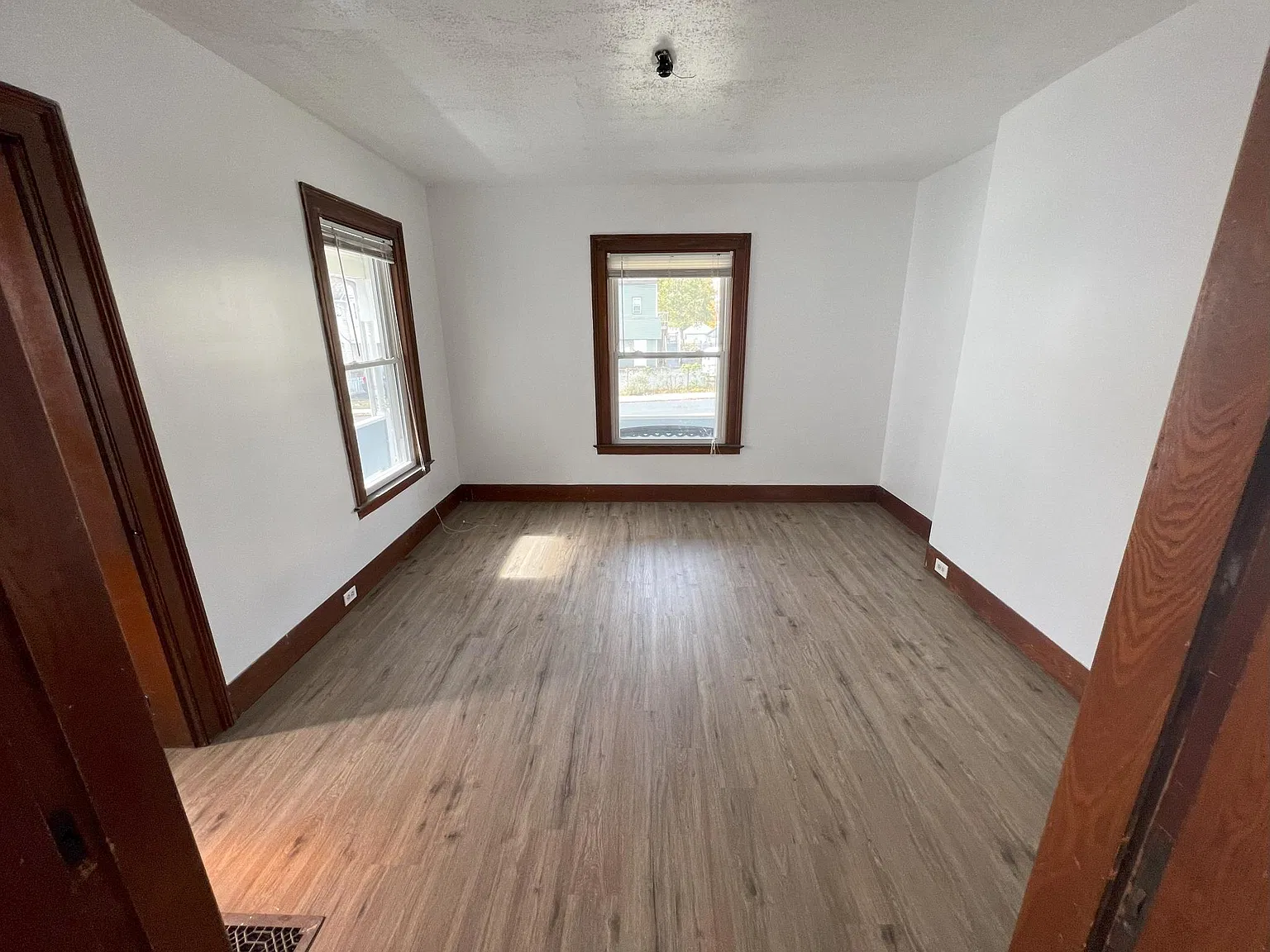 5 bed, 2005 sqft, $2,950 — Photo 3