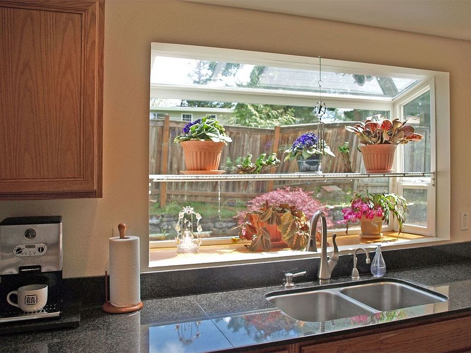 and a pictrure window to the backyard.