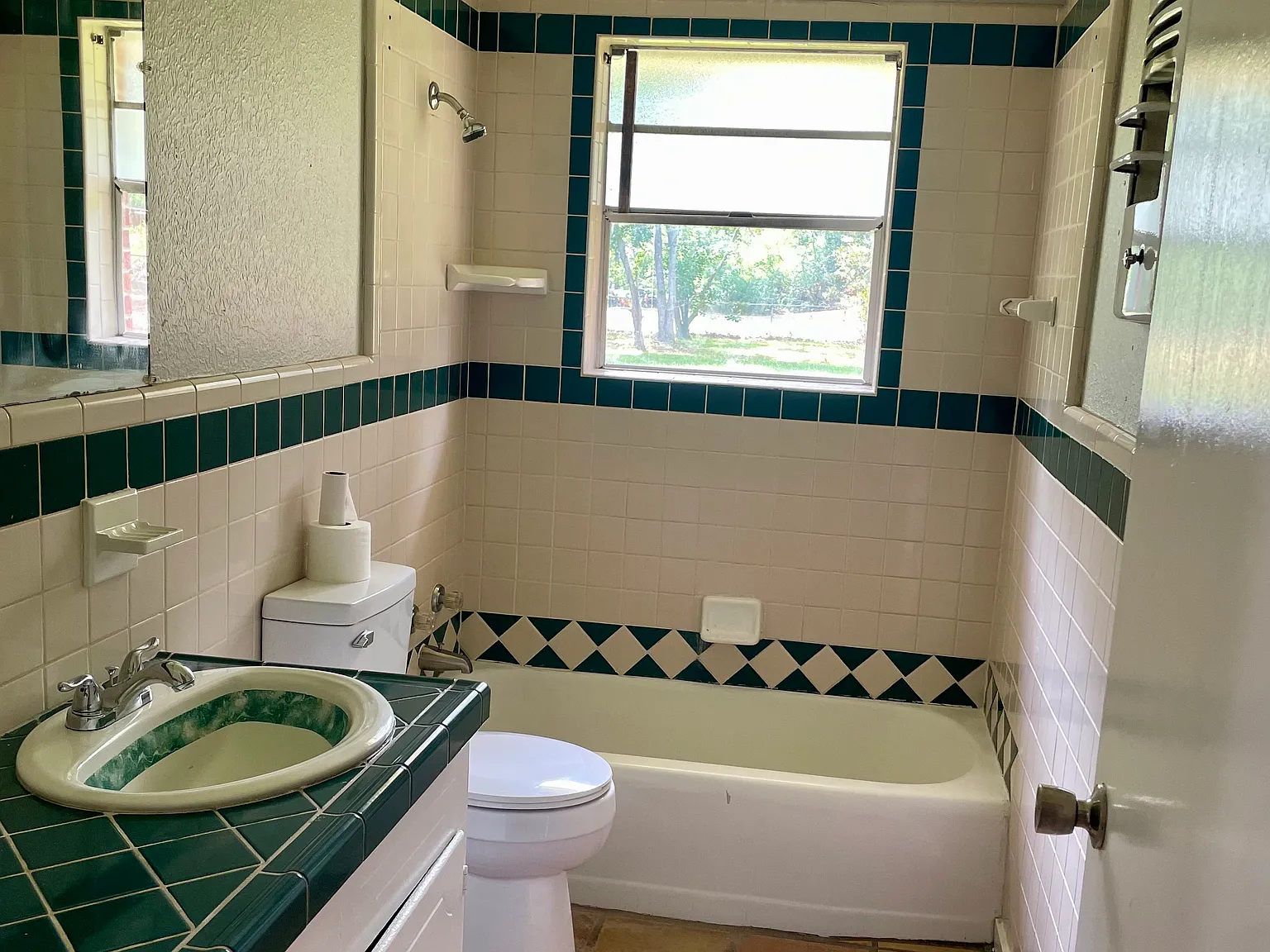 3 bed, 1375 sqft, $995 — Photo 2