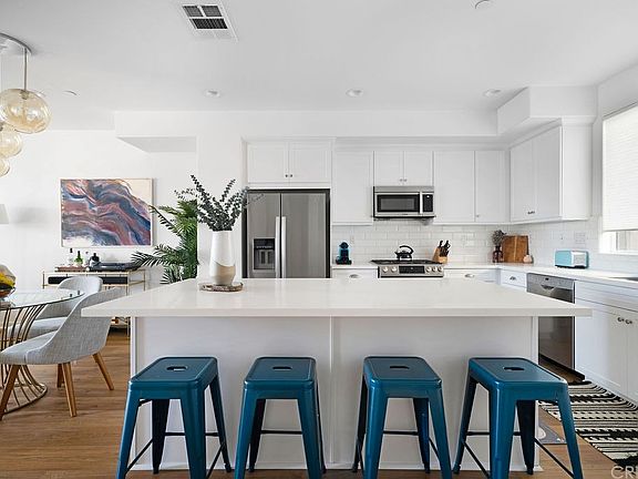 3rd image of 13151 W Victory Blvd