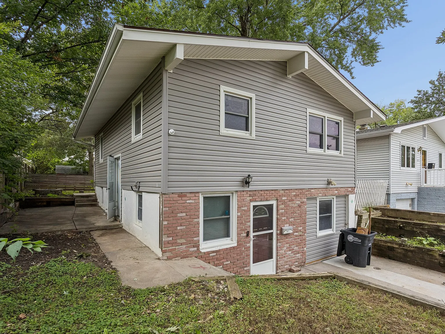 4 bed, 1250 sqft, $1,800 — Photo 2