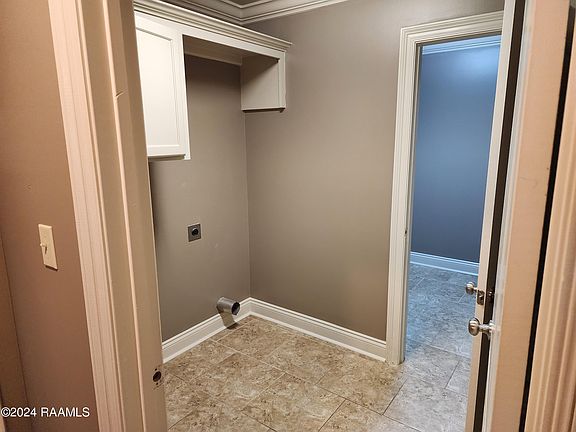 4th image of 904 Lillian Michel Dr