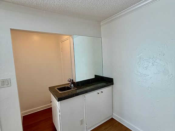 5th image of 332 Culver Blvd APT 4