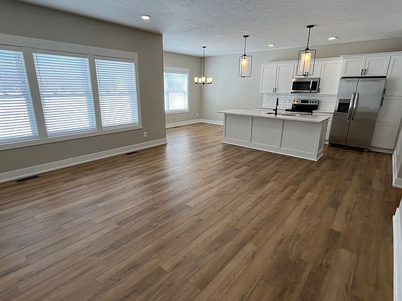 2nd image of 3176 Elmwood Centre Dr