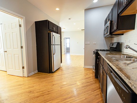 4th image of 1364 N Hamlin Ave #1752391