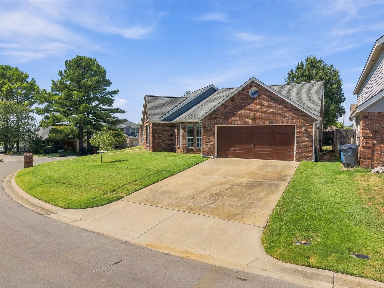 3 bed, 2.5 bath, 2550 sqft, $2,250 — Photo 2