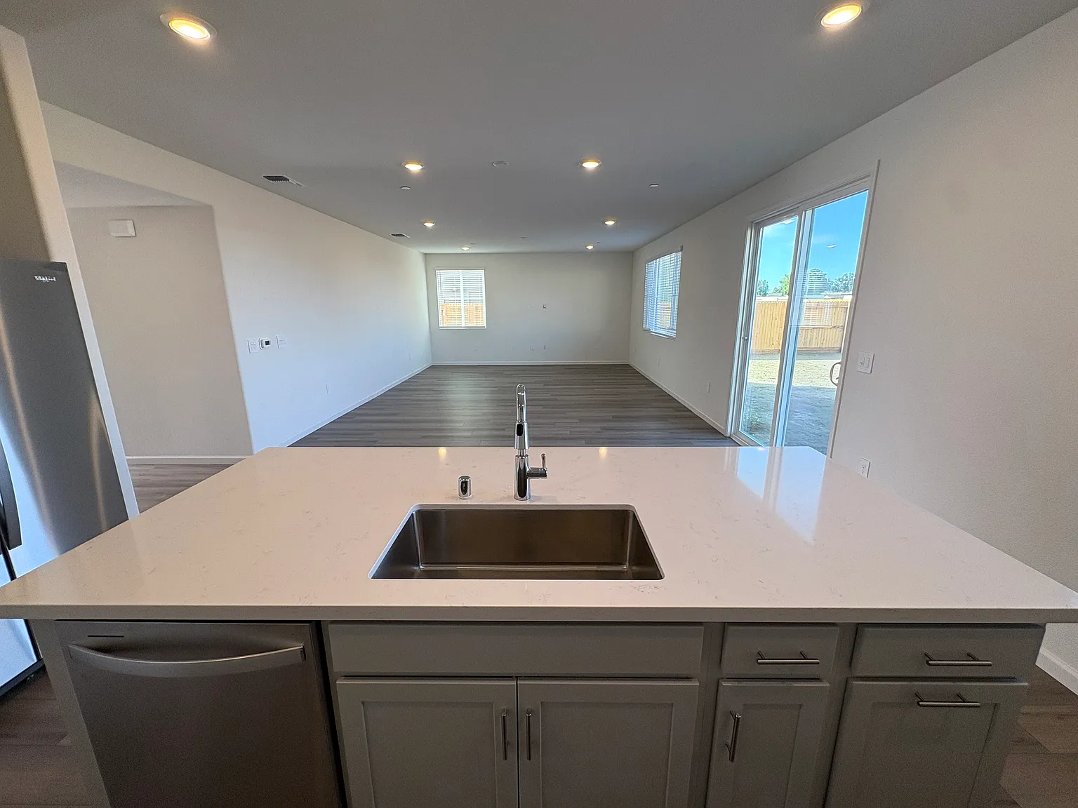 4 bed, 2500 sqft, $3,100 — Photo 4