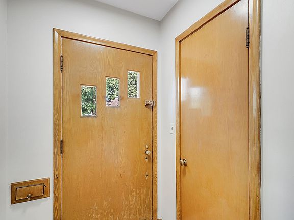 5th image of 307 Lyndale Ave N