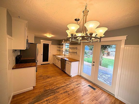 5th image of 633 Carrington Ave