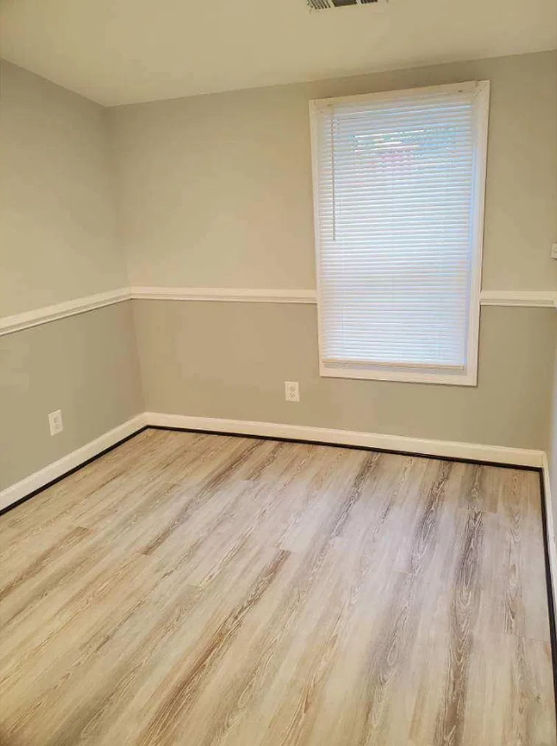 3247 Magnolia Ave $950 Available (Private Bath) — Photo 2