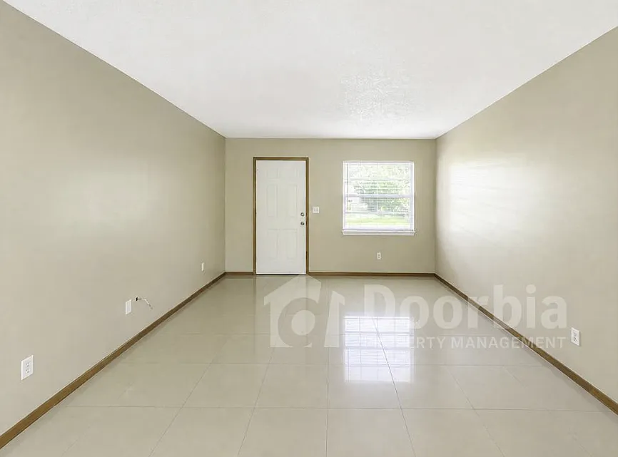 Single-Story 2 Bedroom, 1 Bathroom Duplex — Photo 3