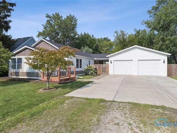 2033 Blanche Dr, Oregon, OH 43616