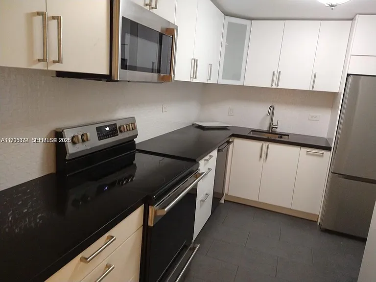 6039 Collins Ave #407 — Photo 16