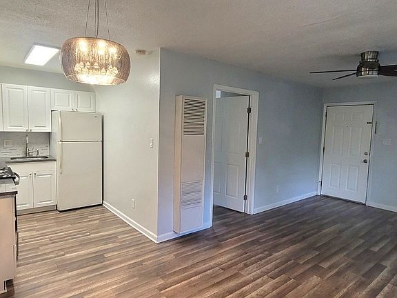 3rd image of 639 1/2 Stiles Ave