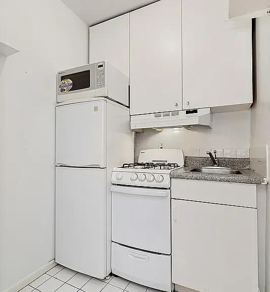 229 E 29th St #5R — Photo 6