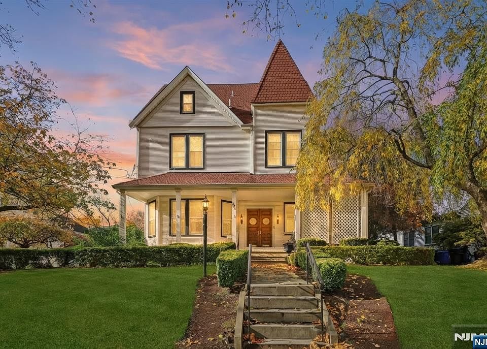 1st image of 328 Carmita Ave