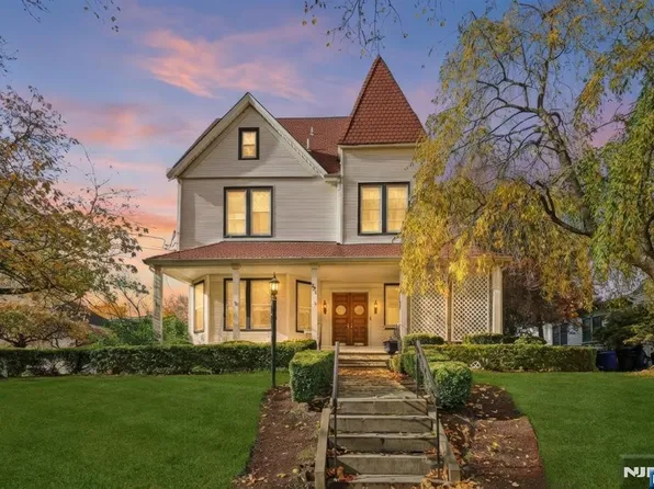 328 Carmita Ave, Rutherford, NJ 07070