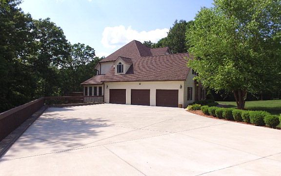 4th image of 150 Saint Clair Ct