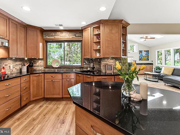 5th image of 10714 Midsummer Dr
