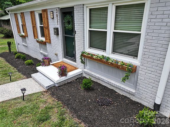 3rd image of 3821 Dunwoody Dr