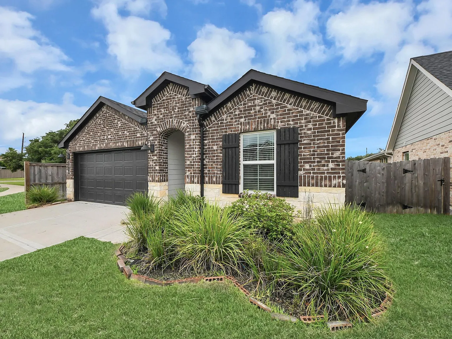 4 bed, 2.5 bath, 1884 sqft, $2,300 — Photo 4