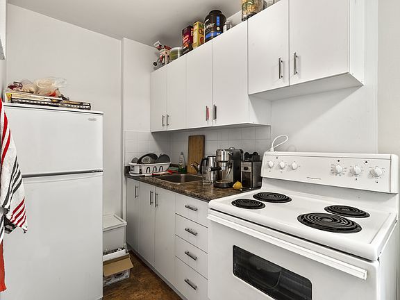 4th image of 149 Saint George St #1574898