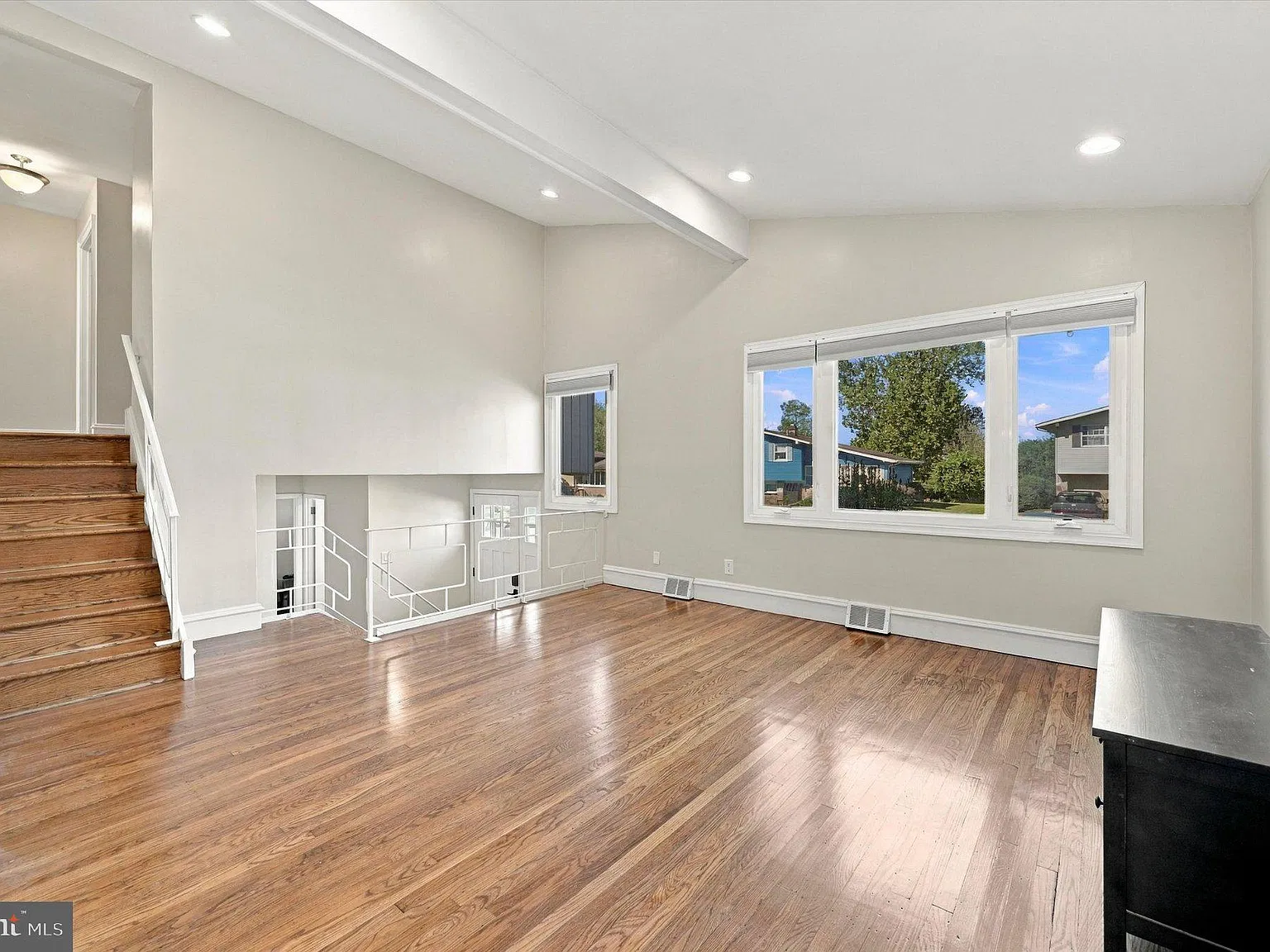 4 bed, 2.5 bath, 1948 sqft, $3,700 — Photo 2