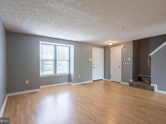 4th image of 919 Jessicas Ln #15-BEL