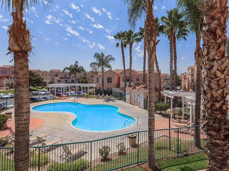 River Ranch Townhomes & Apartments