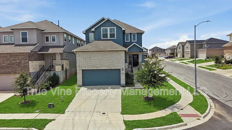 5 bed, 2.5 bath, 2093 sqft, $2,100 — Photo 2