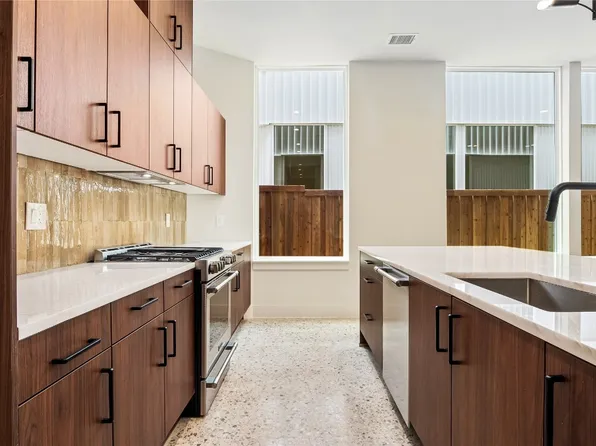 921 Bayonne St, Dallas, TX 75212