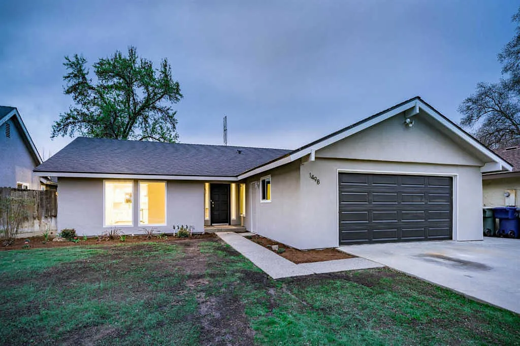 1498 Morris Ave photo 1