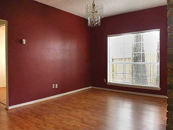 laminate flooring throughtout. tile in the wet areas