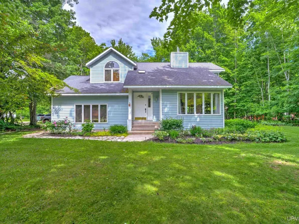 6375 W Hillcrest Dr, Manistique, MI 49854