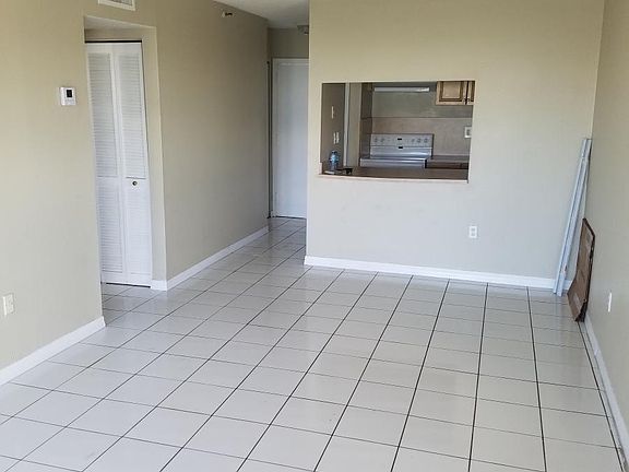 4th image of 140 NW 14th Ave APT 26
