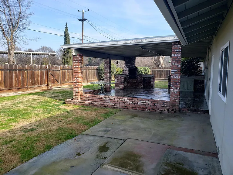 1421 Roberts Ave — Photo 3